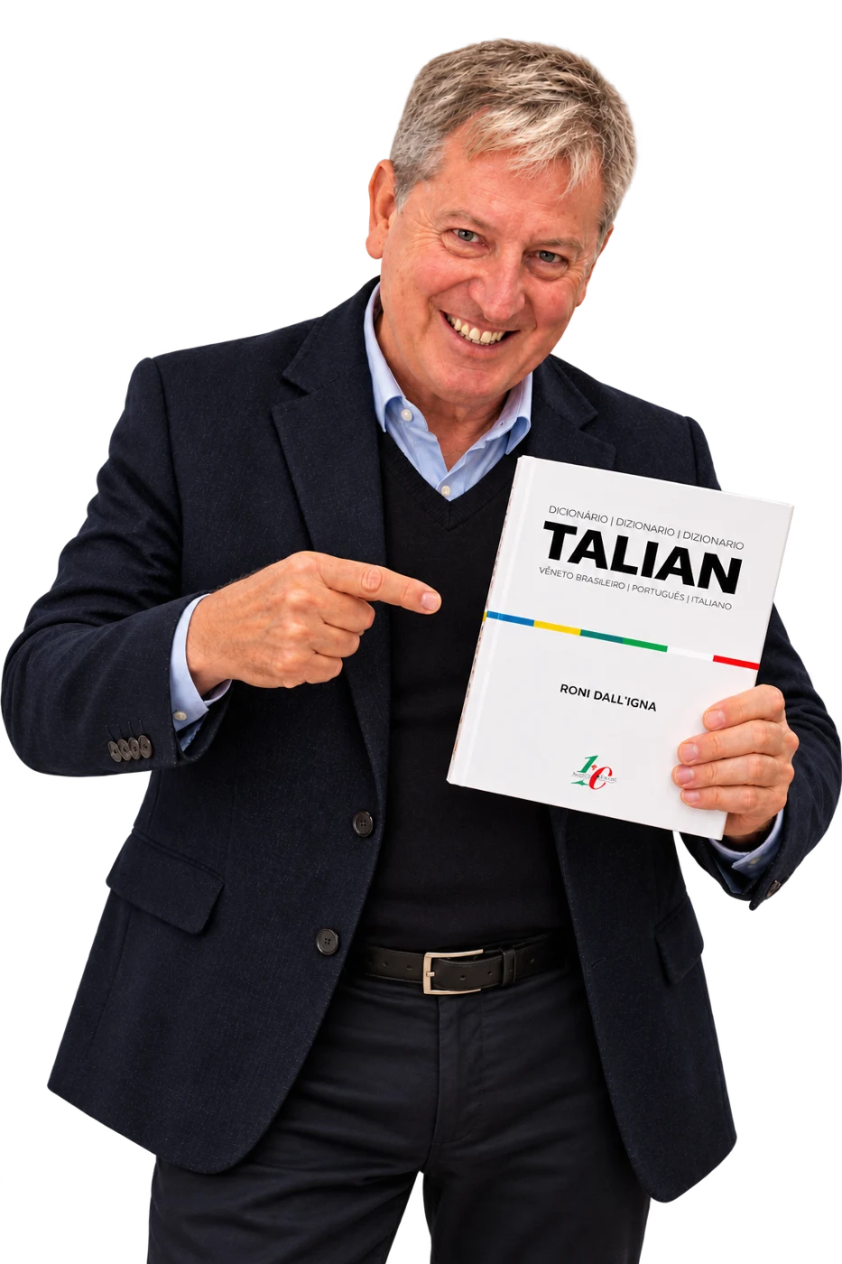 Roni Dall’Igna segurando e apresentando seu Dicionário Talian